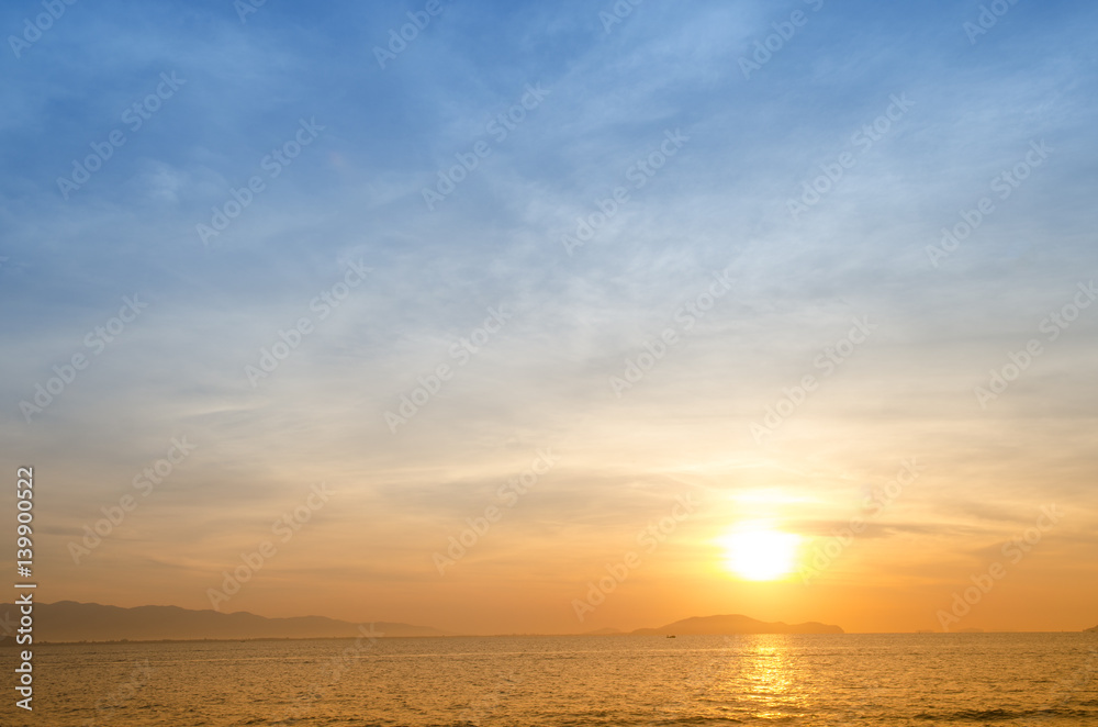 Fototapeta premium Beautiful red sunset over the ocean