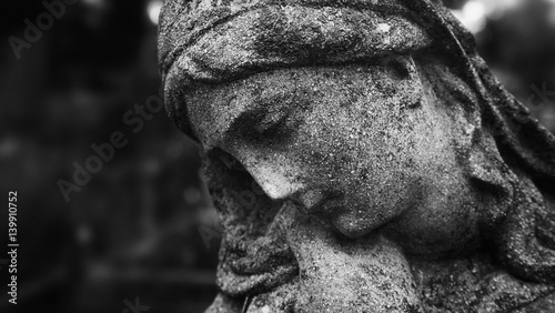 Fotografia Statue of woman on tomb as a symbol of depression and sorrow