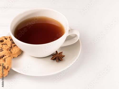 Fotografía White cup of tea with cookies