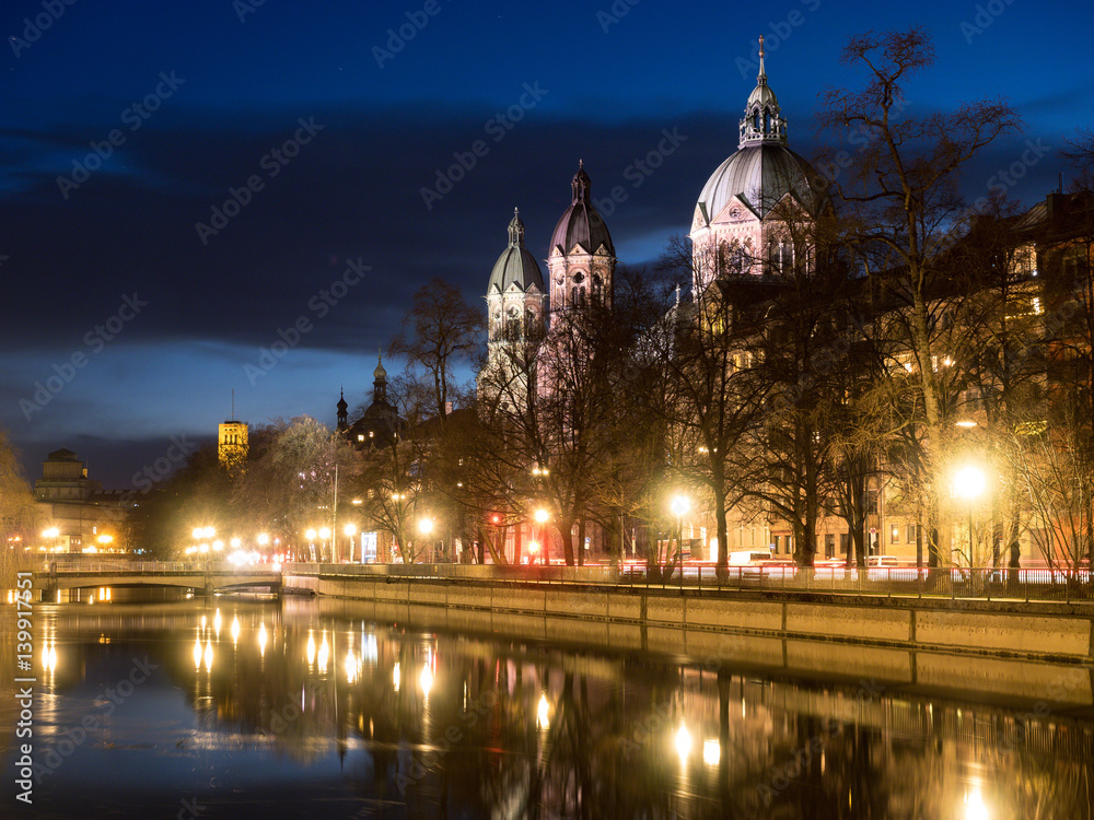 Fototapeta premium Münchner Kirche St. Lukas zur blauen Stunde mit Spiegelung im Wasser, München