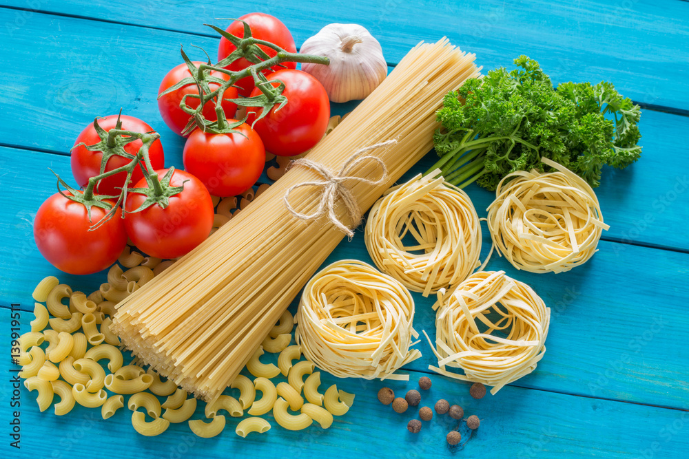 spaghetti and tagliatelle with ingredients