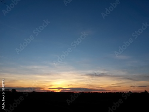 Goldener Sonnenaufgang über Feld © Olaf
