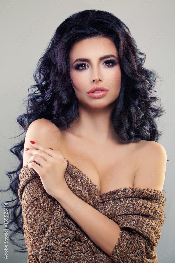 Foto Stock Sexy Brunette Woman with Curly Hair and Perfect Makeup