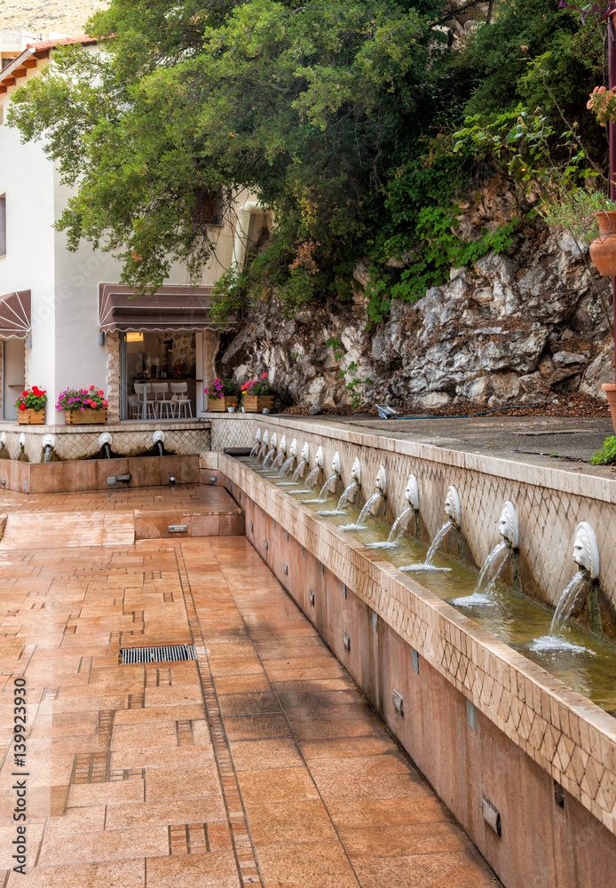 Φωτογραφία Old venetian fountain with lion heads springs pure drinking water in Spili Crete