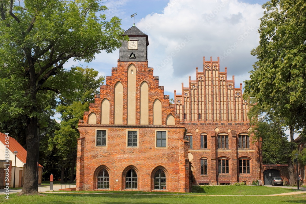 Kloster Zinna, Alte und Neue Abtei