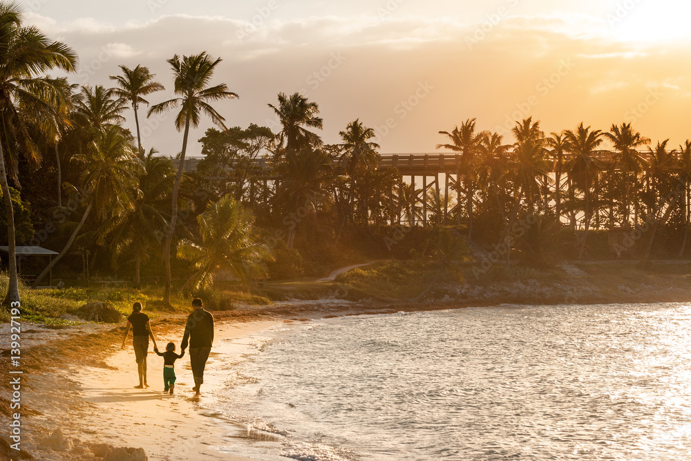Fototapeta premium Family strolling on sandy beach of Bahia Honda state park in Florida Keys 