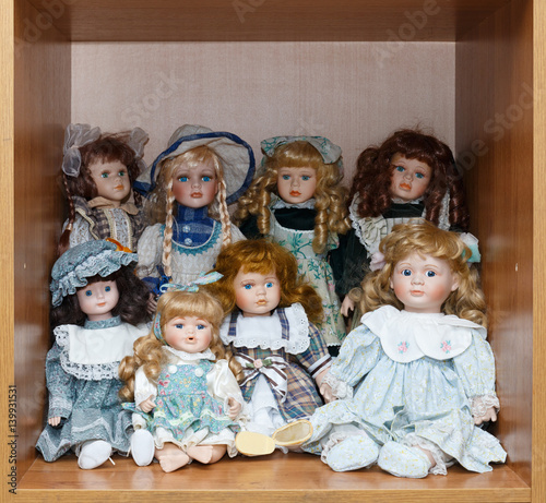 Fototapet Baby dolls on the shelf