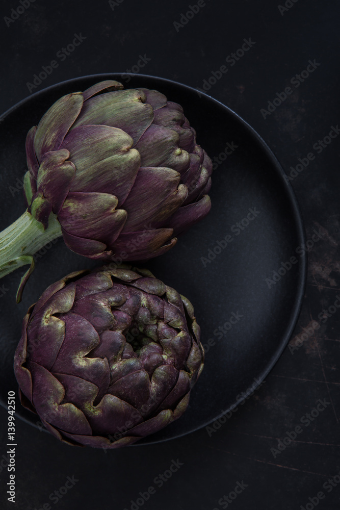 Fototapeta premium Artischocken auf einem alten rostigen Hintergrund