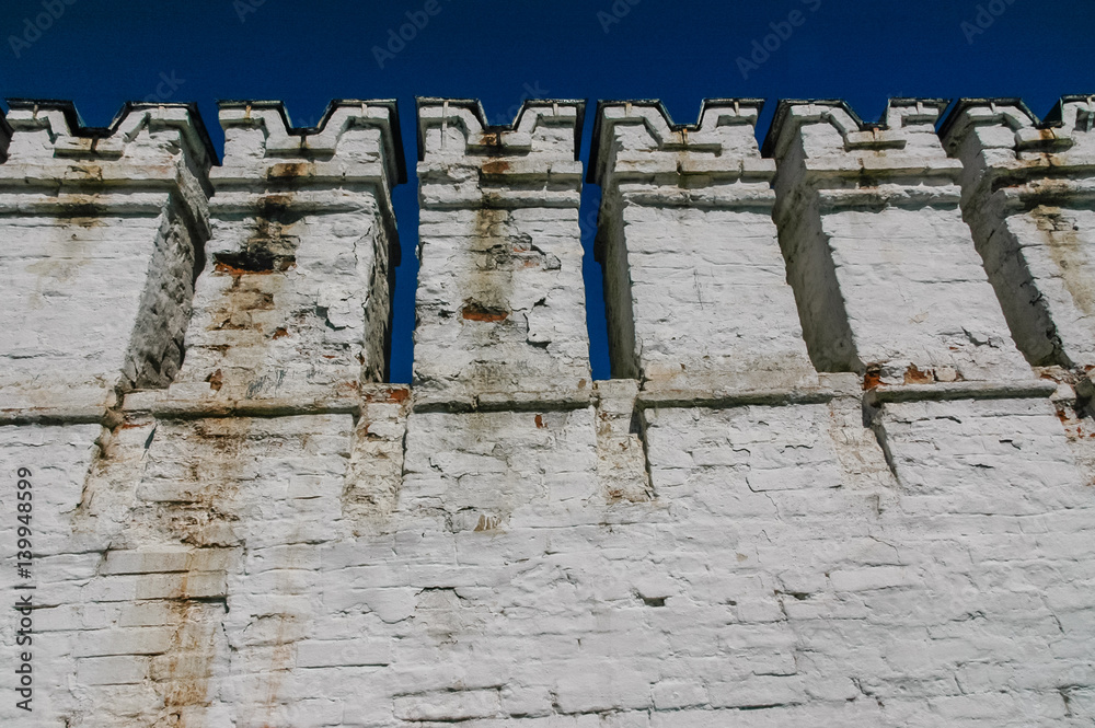 Naklejka premium Old white brick wall