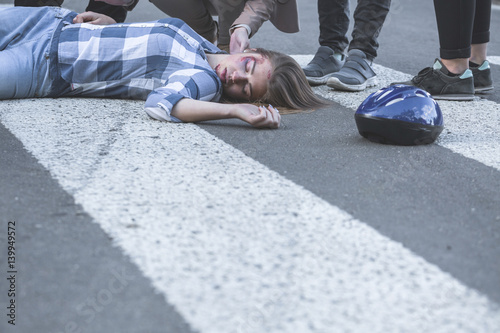Fotografía Unconscious casualty of a car crash