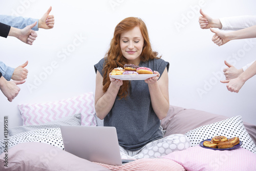 Canvas Print Woman with plate of donuts