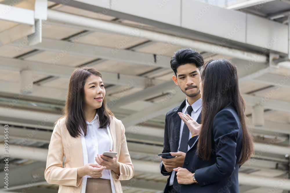 Fototapeta premium Business people discuss outside office