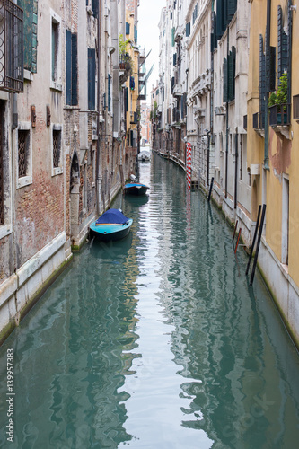 Venezia, canale tra i palazzi