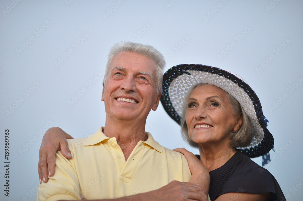 Obraz premium Happy elderly couple embracing