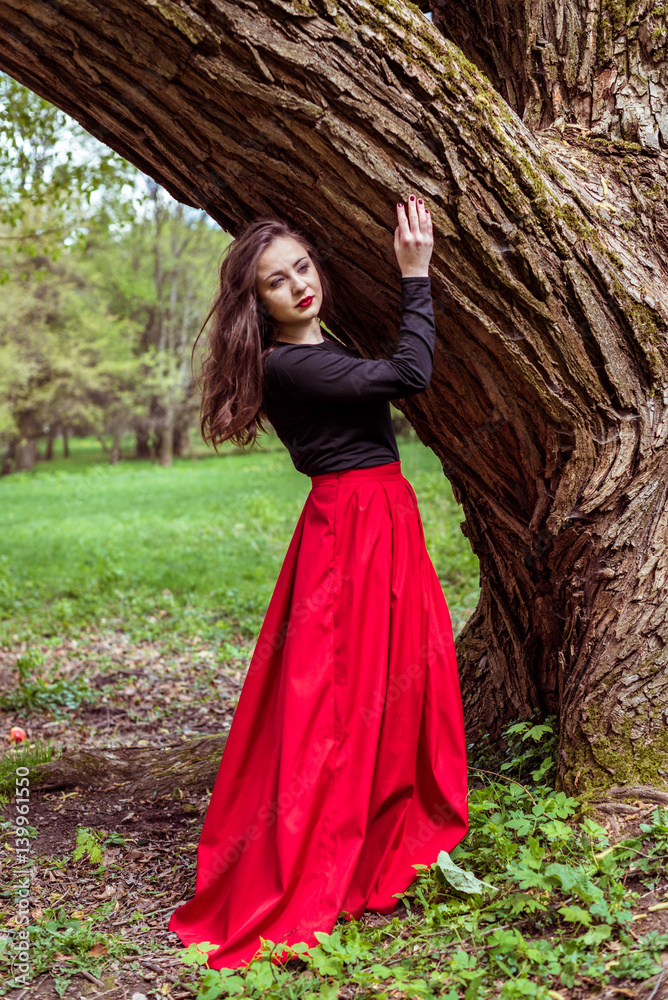 close-up beautiful woman near a tree close-up beautiful woman near a tree