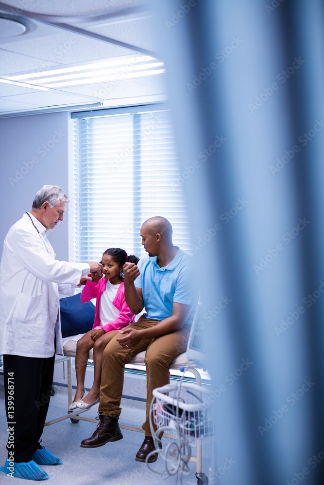 Fototapeta premium Doctor examining patient