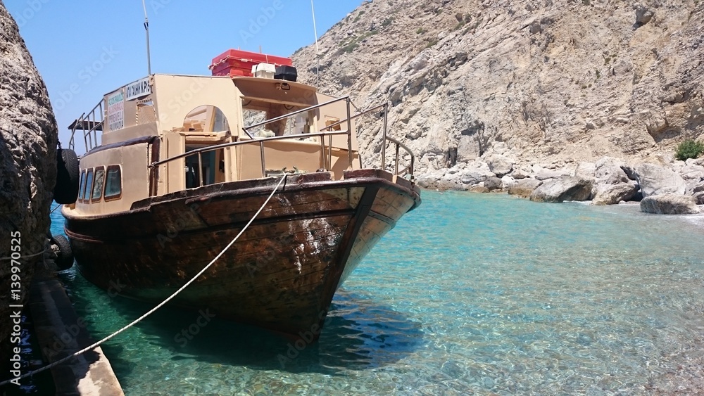 Kleine Insel mit Boot vor Kreta Nähe Agia Galini