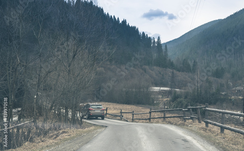 Автомобильное путешествие по деревенской местности в Восточной Европе