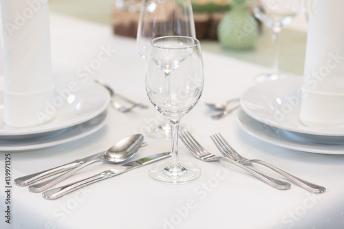 Festliche Tischdekoration f  r eine Hochzeitsfeier