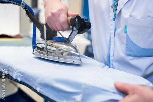 Fer à repasser dans blanchisserie