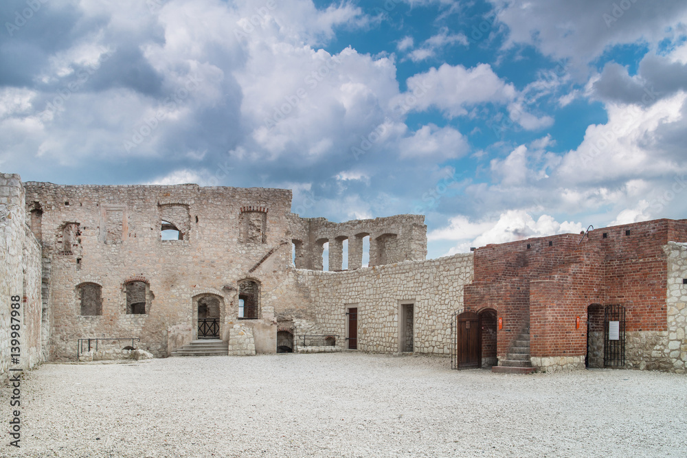 Naklejka premium Castle ruins in Kazimierz Dolny, Poland