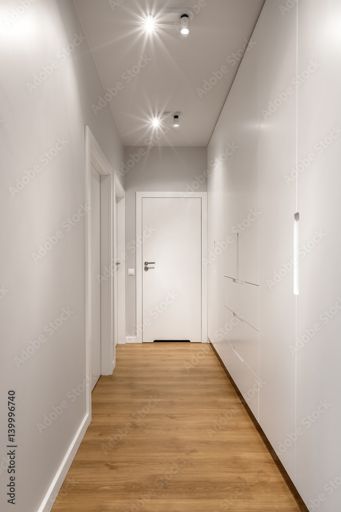 Obraz premium Długi korytarz domowy