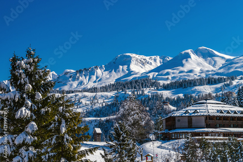 Beautiful winter weather on ski resort in high mountains © 31etc
