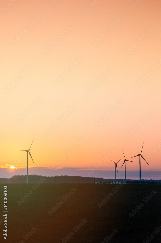 Obraz premium The image of windmill, sunset, energy