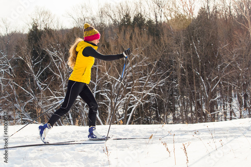 Obraz na płótnie Woman cross country skiing w salonie