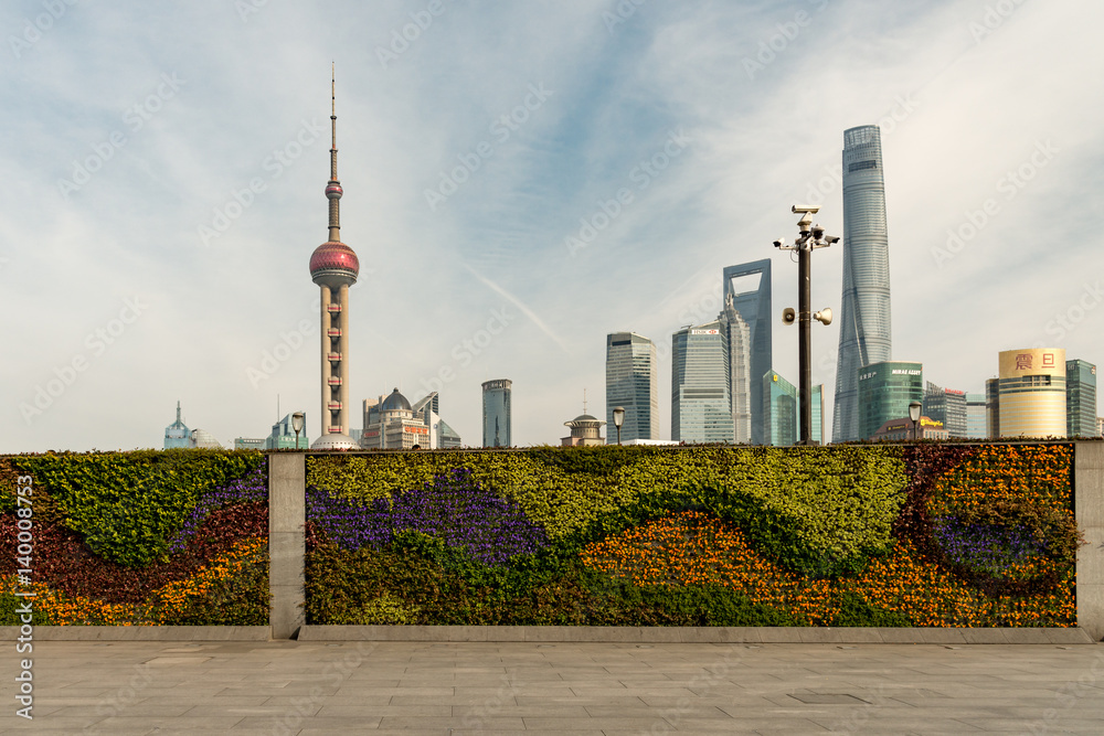Naklejka premium Panoramę Szanghaju Pudong widzianą z kwiatowej ściany Bundu