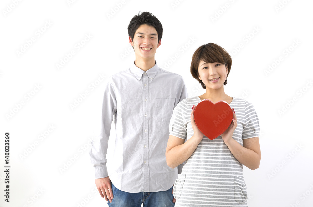 ハートを持つ幸せなカップルイメージ カメラ目線 笑顔 Stock Photo Adobe Stock