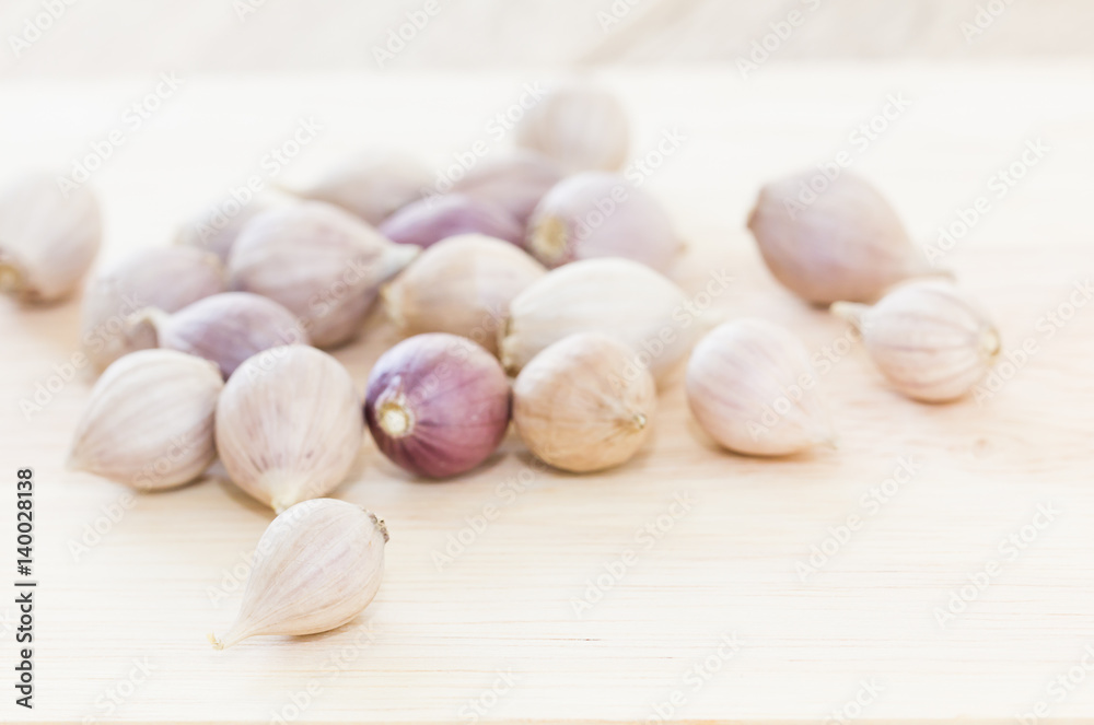  Garlic on wood table