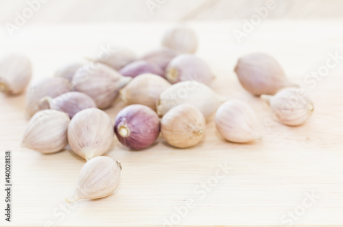  Garlic on wood table