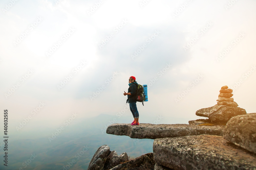 Obraz premium happy woman smile on top mountain with blue sky at sunny day, subject is soft focus