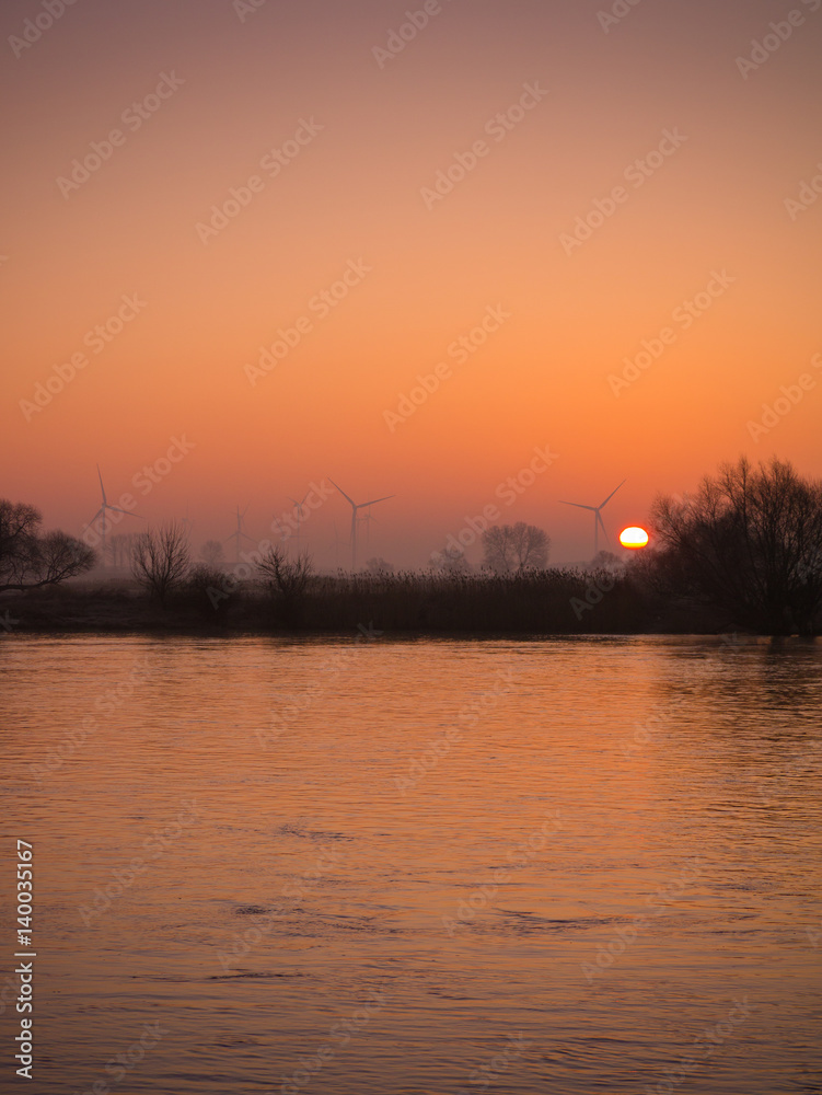 Sonnenaufgang über der Elbe bei Tangermünde, Sachsen Anhalt in Deutschland