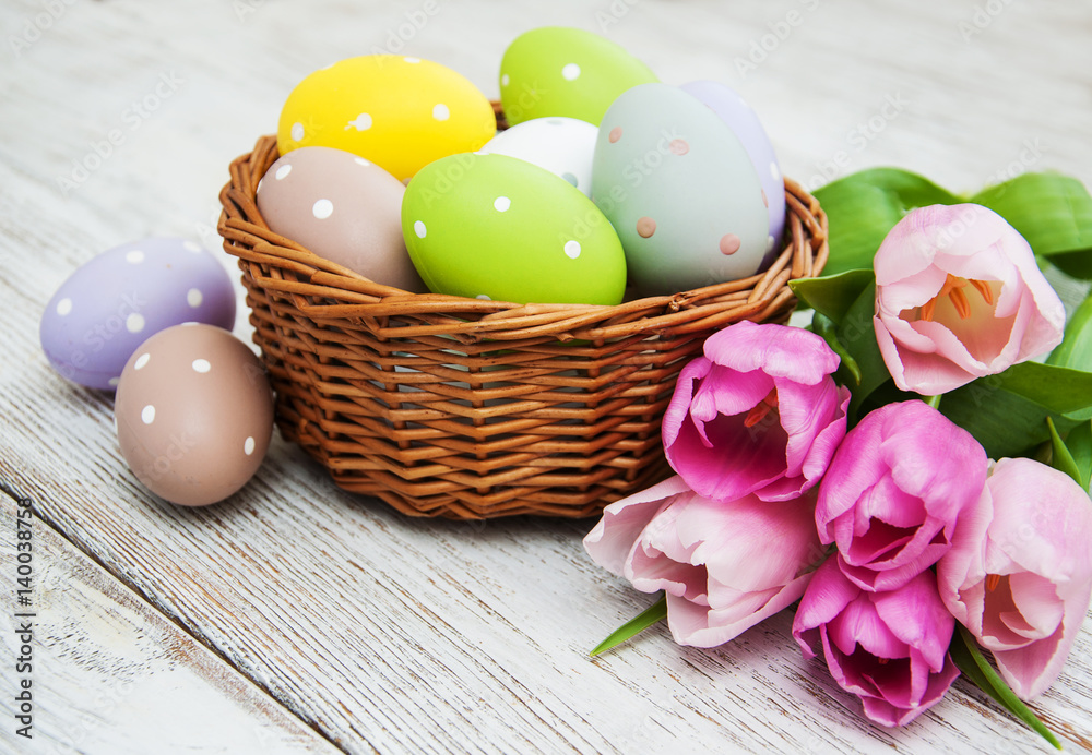 Obraz premium Basket with easter eggs and tulips