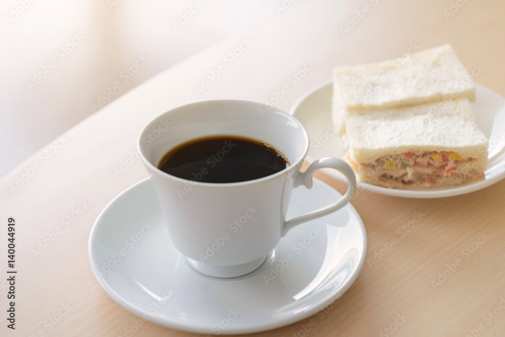 Obraz premium hot coffee with sandwich on wooden table