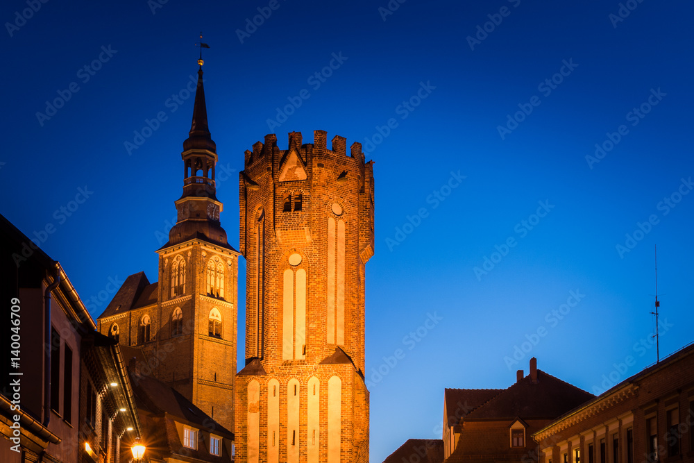 Stephanskirche und Hünerdorfer Turm in Tangermünde am Abend, Sachsen Anhalt