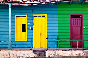 Fototapete Karibik Alte bunte Häuser in Baracoa, Kuba  © Lena Wurm