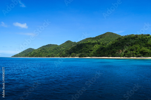 Fototapeta Naklejka Na Ścianę i Meble -  Blue Hues in the Sea leading up to Untouched Island Paradise