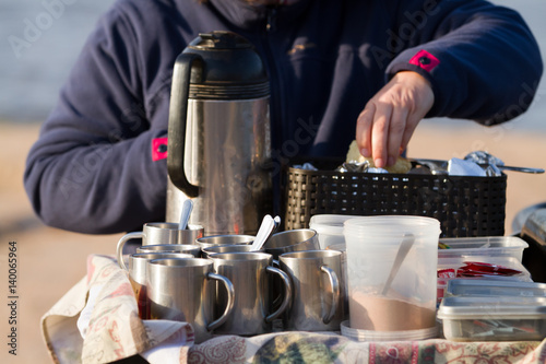 Obraz na płótnie preparing breakfast during a safari w salonie