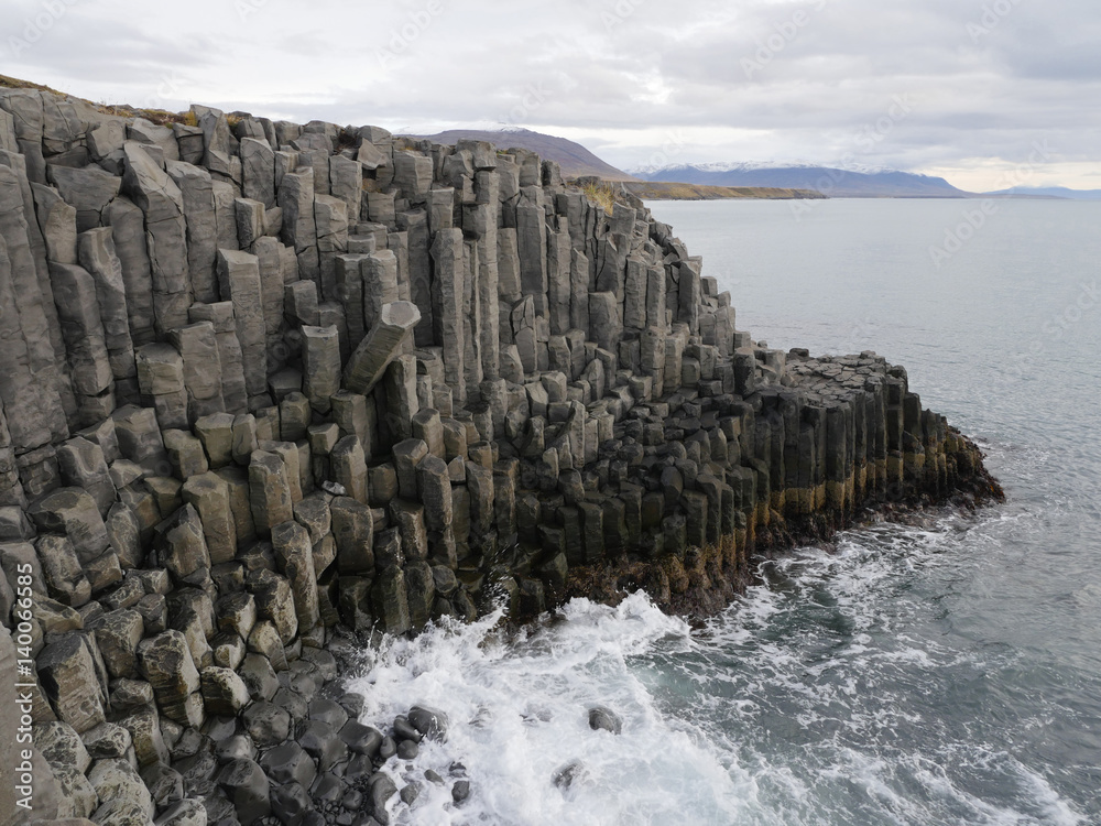 Basaltsäulen an der Küste des Skagafjördur bei Hofsos in Island Stock
