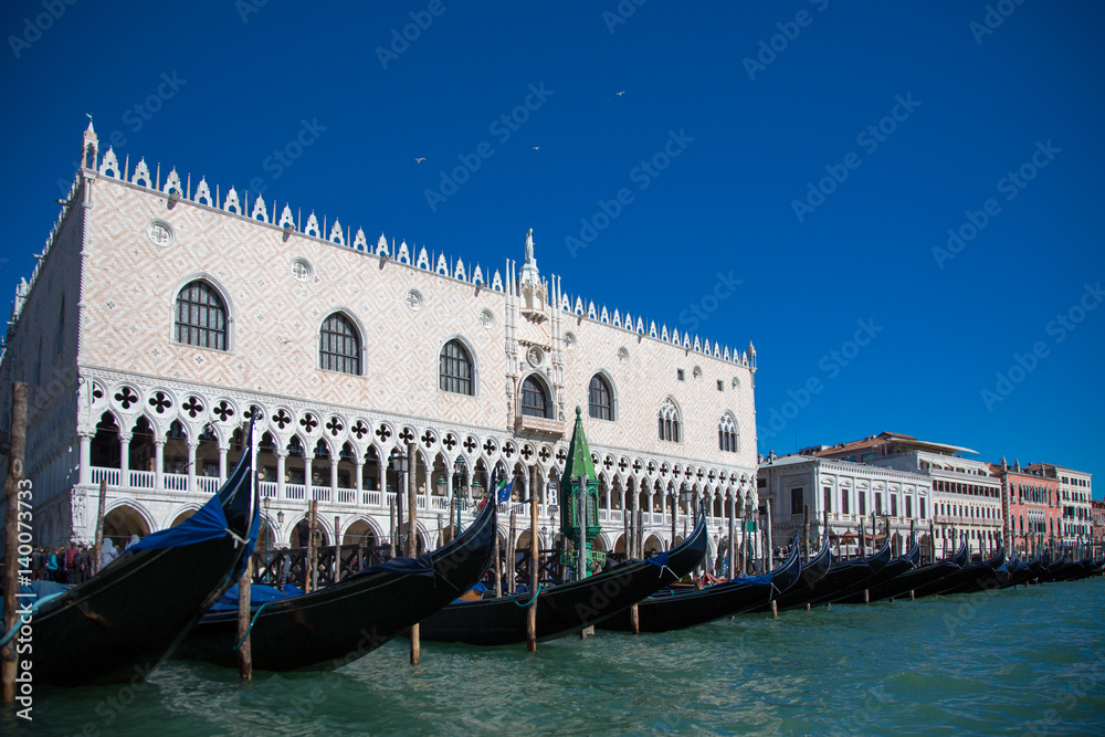 Venezia, palazzo ducale e gondole ormeggiate