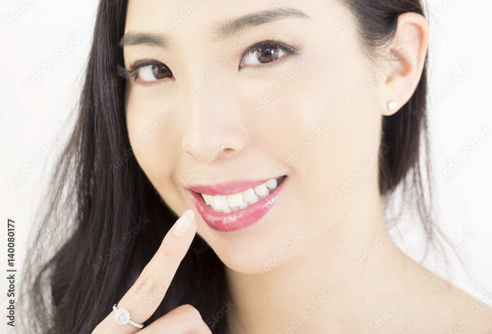 ビューティ ホワイトニング 白い歯を指差す女性 Stock 写真 Adobe Stock