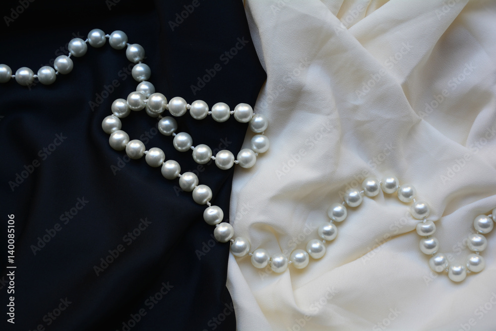 Fototapeta premium pearl beads