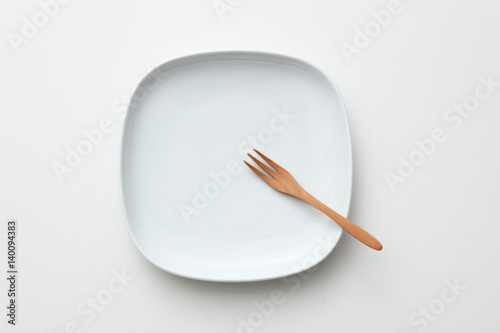 白い皿とフォ−ク