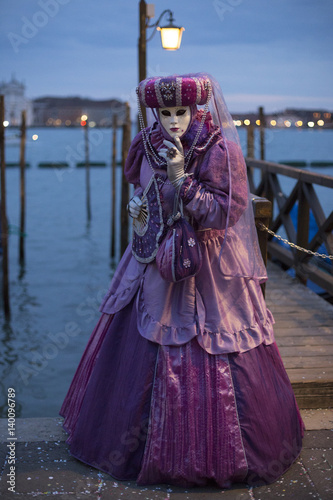 Maschera di carnevale in posa a Venezia