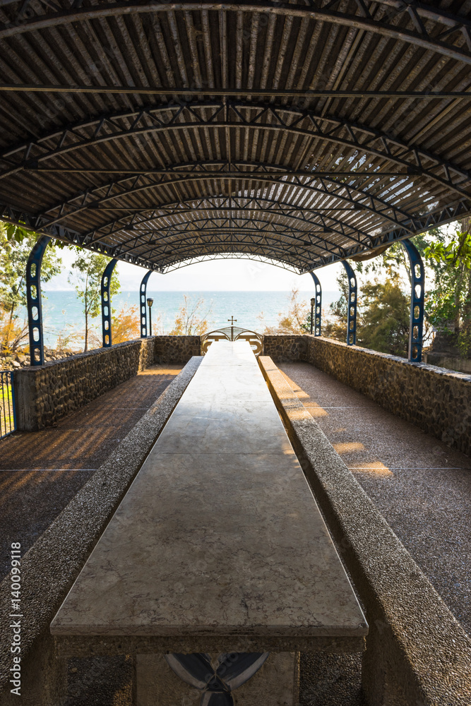 Большой стол с видом на Галилейское море