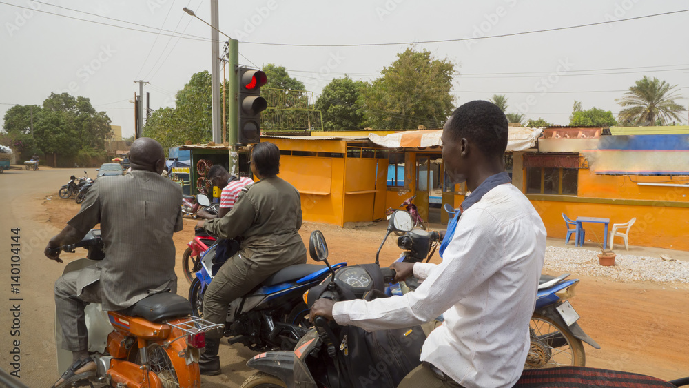 Fototapeta premium motociclisti in Ouagadougou capitale del Burkina Faso 