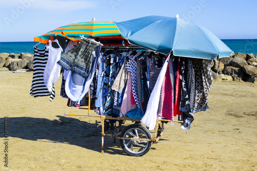 carretto di un venditore ambulante in spiaggia photo